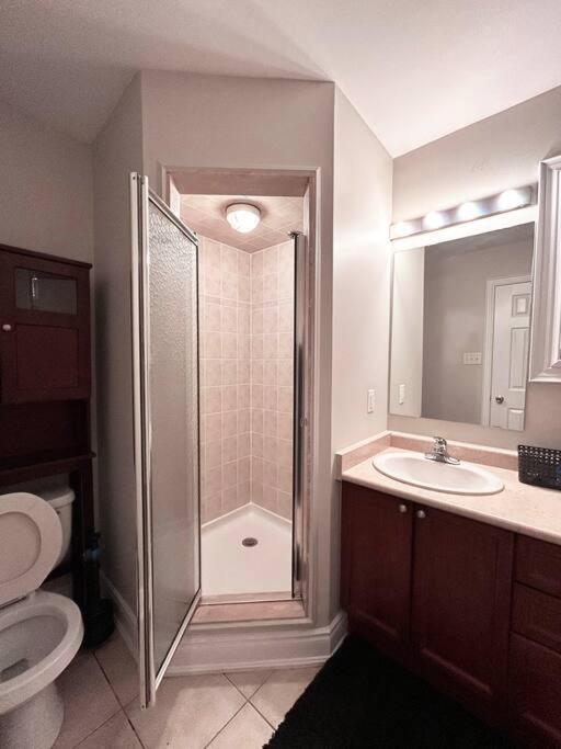Room In Oshawa, 24/7 Security, Free Parking Exterior foto