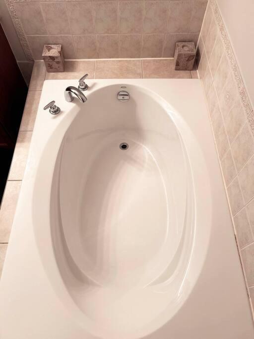 Room In Oshawa, 24/7 Security, Free Parking Exterior foto