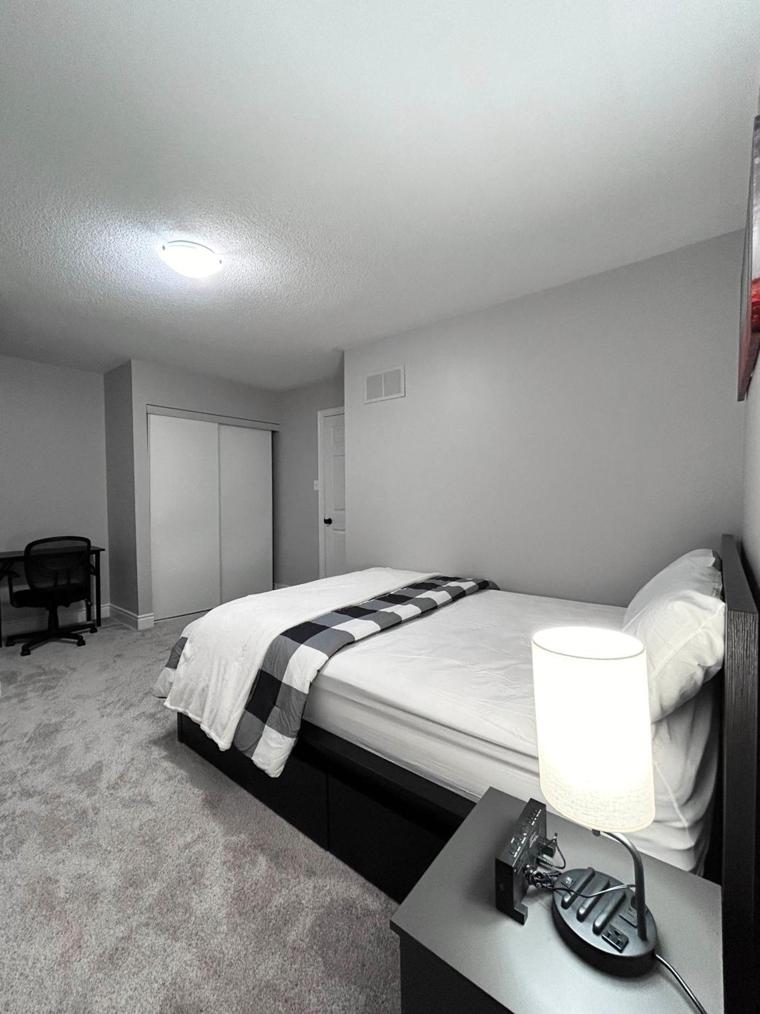 Room In Oshawa, 24/7 Security, Free Parking Exterior foto